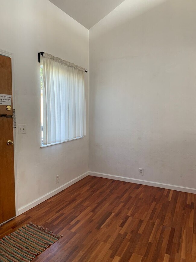 Building Photo - Charming Oakland Unit In The Dimond District!