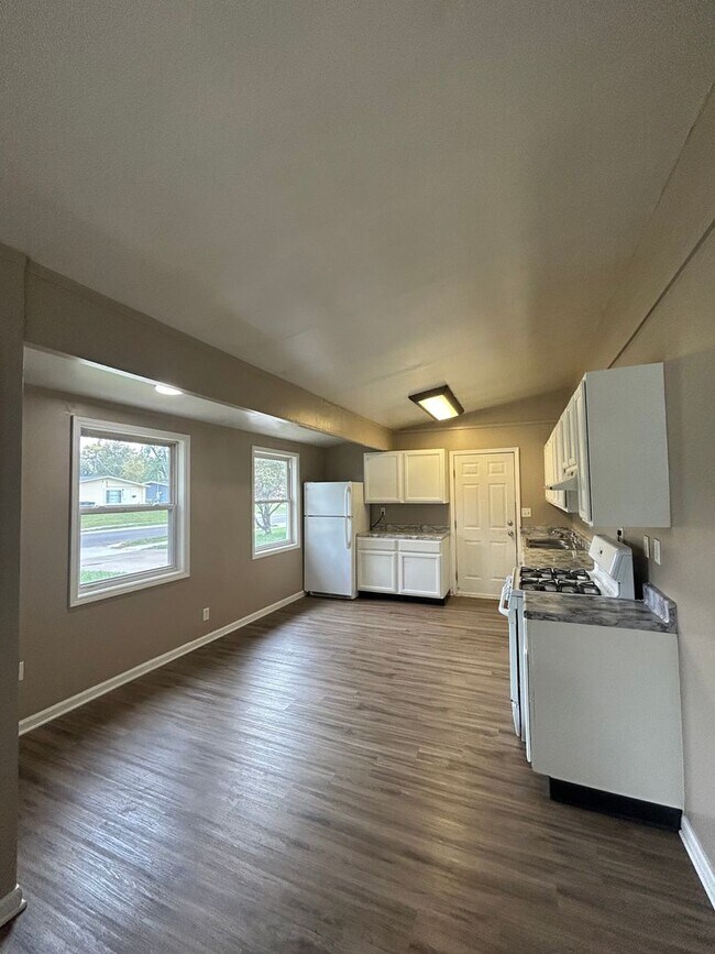Building Photo - 3 Bedroom Home