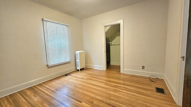 Foto del edificio - Very well maintained 2 Bed 1 bath duplex at 4536 Grand Ave S, Minneapolis.