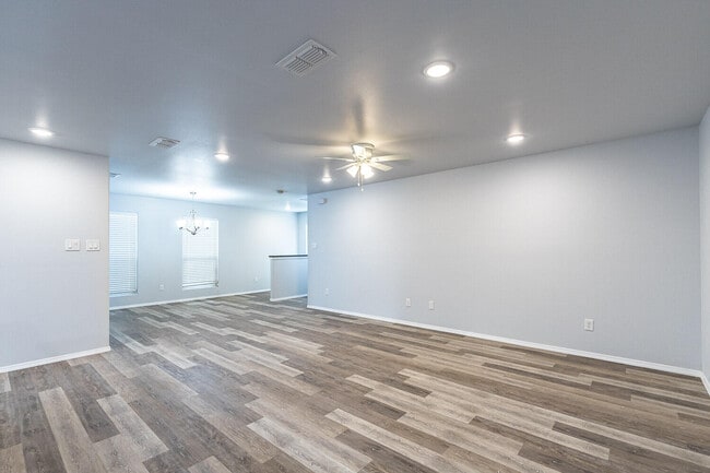 Building Photo - 1104 N Englewood Ave
