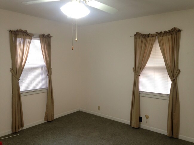 Living room - 311 N Center St