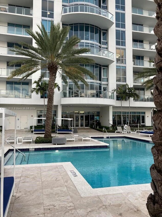 Foto principal - 17111 Biscayne Blvd