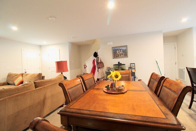 Foto del edificio - 4 Bed, 2.5 Bath Home for Rent with Attache...
