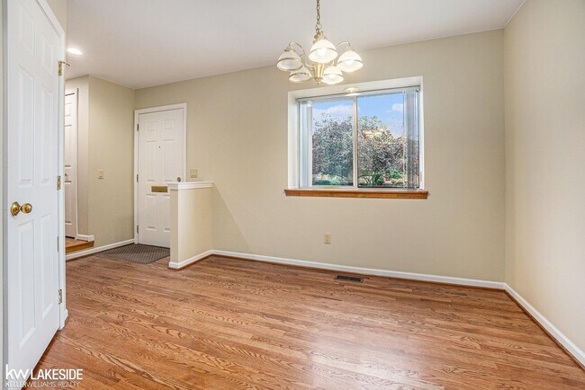 Building Photo - 1823 Torquay Ave