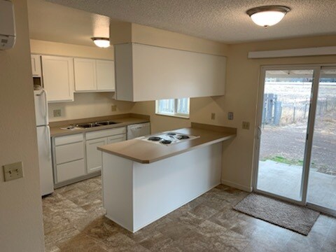 Kitchen - 3006 SW Glacier Ave