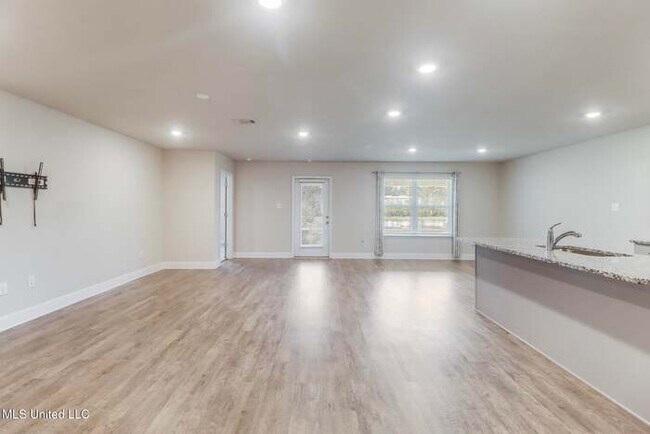 Foto del edificio - 6487 Eastland Cir