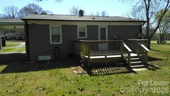 Foto del edificio - 408 W Sandy Ridge Rd