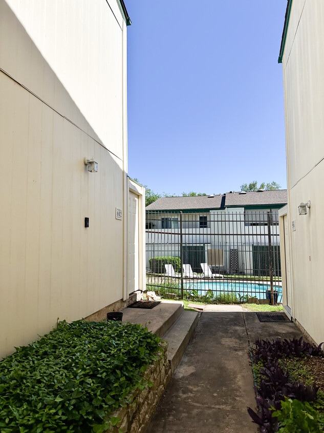 Primary Photo - 6718 Silvermine Dr