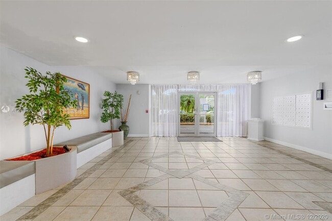 Building Photo - 2821 N Miami Beach Blvd