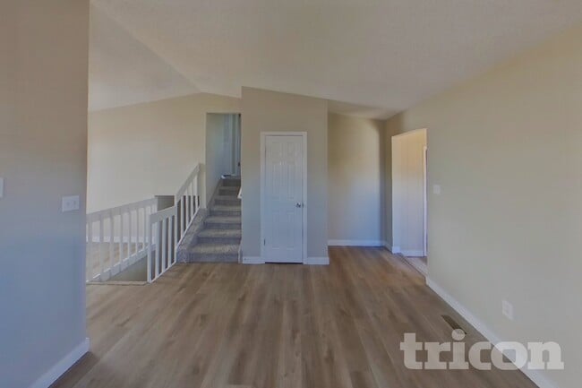 Building Photo - 3127 Moonbeam Cir S