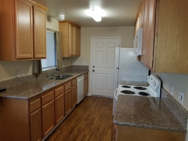 Building Photo - GREAT LOOKING 2BD / 1BTH DUPLEX W/ SPACIOUS BACKYARD!