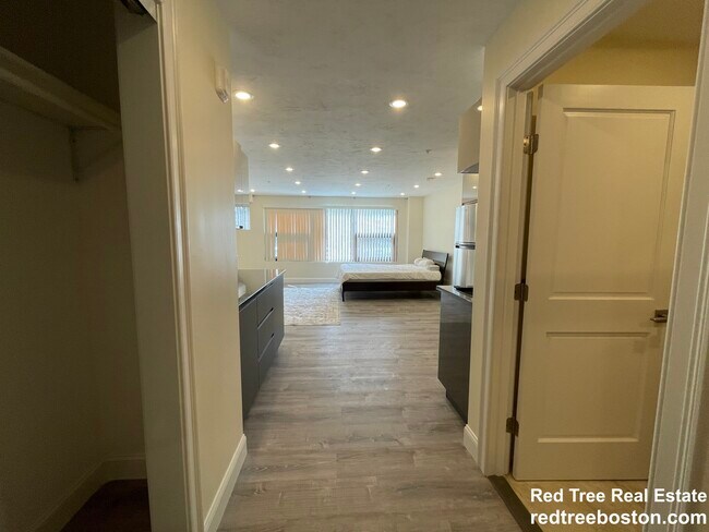 Building Photo - 1028a Commonwealth Ave