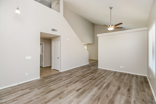 Foto del edificio - 8115 W Florence Ave