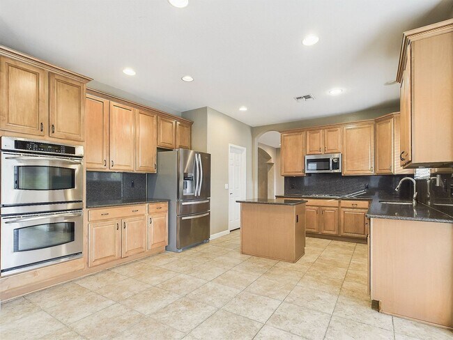 Building Photo - Carefree Hwy/27th Dr Gorgeous 6 Bedrooms/4 Bath 3695 Sq Ft Home
