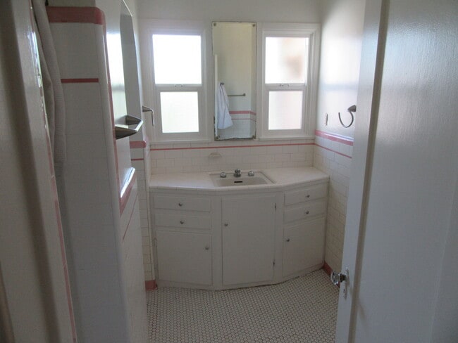 full bath - 905 Coronado Dr