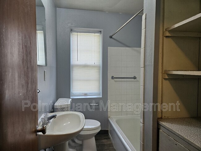 Foto del edificio - 1947 College Heights Rd