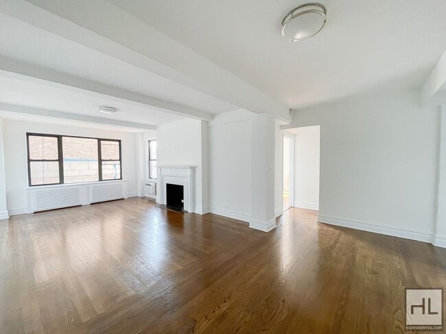 Building Photo - 5 AVENUE