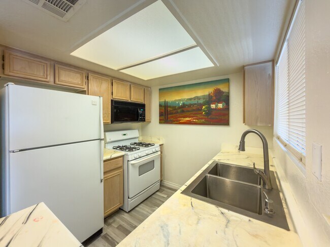 Foto del edificio - 8070 W Russell Rd