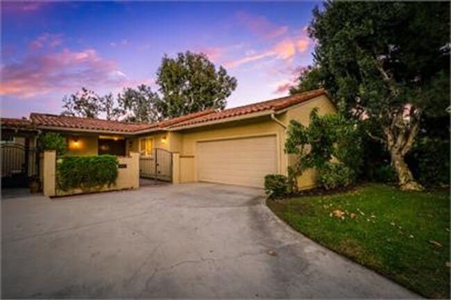 Building Photo - Large 5 bed Masterpiece Home with Back Bay...