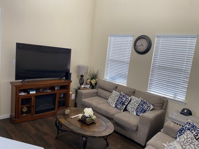 Foto del edificio - 4901 Oak Creek Ln.