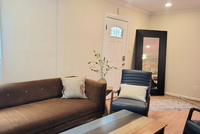 Foto del edificio - 2028 Pimmit Dr