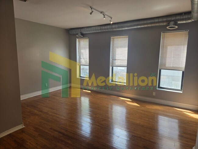 Building Photo - Spacious Studio with Hardwood Floors and Stainless Steel Appliances – Prime Milwaukee Ave Location
