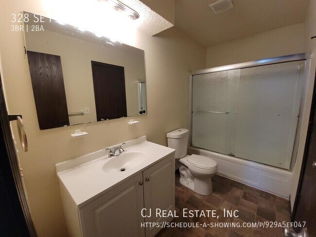 Building Photo - 328 SE Flagstone Dr