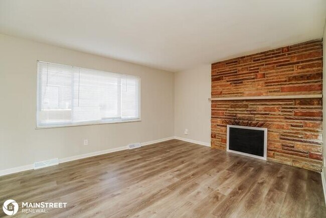 Building Photo - 1300 Woodcroft Rd E