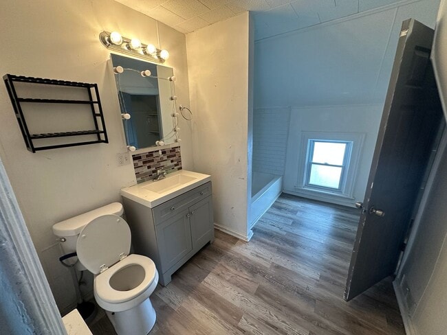 Building Photo - 190 Young St