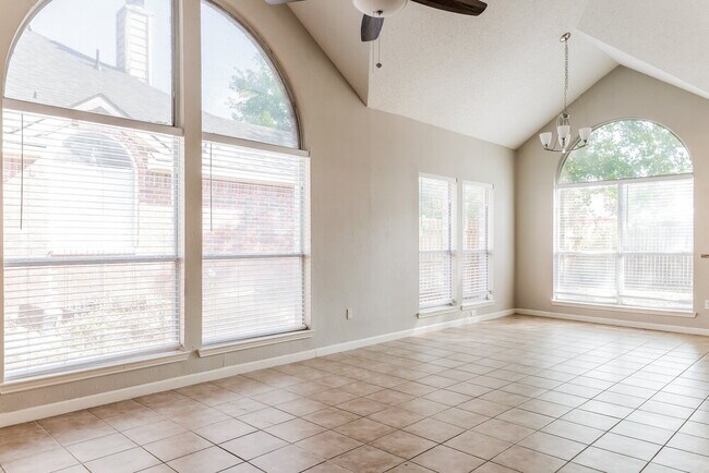 Foto del edificio - 7608 Honeybee Ln