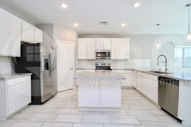 Building Photo - 2765 E Behrend Dr
