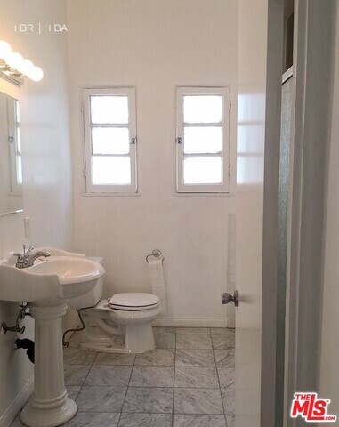 Building Photo - 909 S Serrano Ave