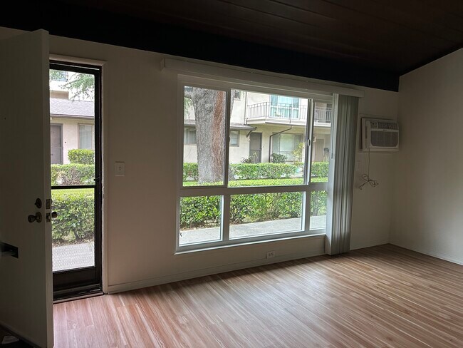 Foto del edificio - 10863-10881 Whipple St