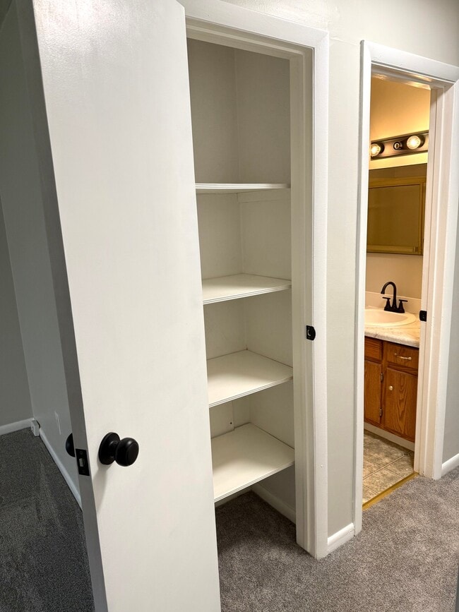 Building Photo - 1600 Lockbridge Dr