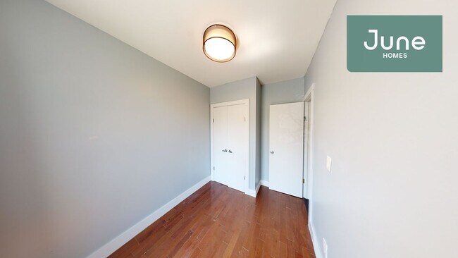 Building Photo - ROOM ONLY in 4-bed/2.0-bath Home