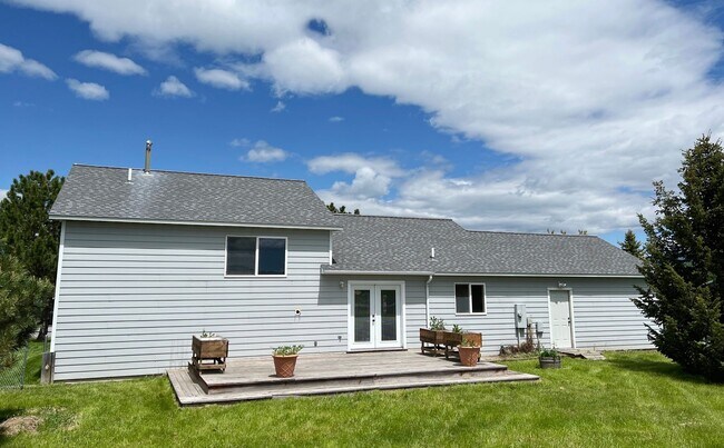 Building Photo - 4 bed 3 bath- Short Term (3 mo) Unfurnishe...