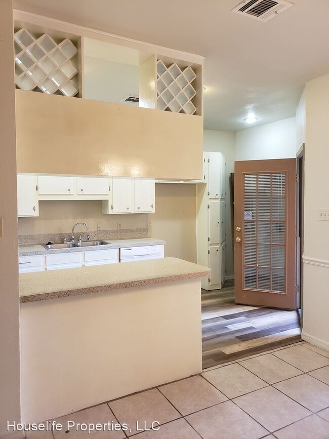 Building Photo - 2 br, 1.5 bath House - 3360 Eastwood Dr