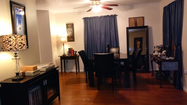 Foto del edificio - 8312 Lake Ave