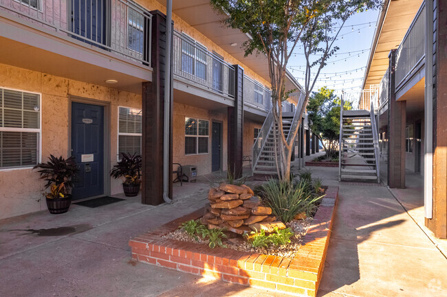 Un patio lateral - Courtyards by the Lake