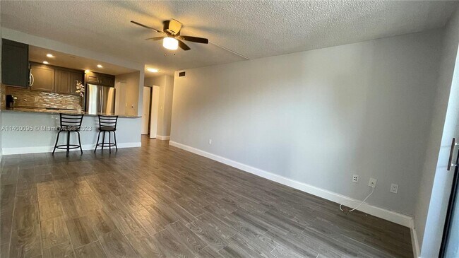 Foto del edificio - 16851 NE 23rd Ave