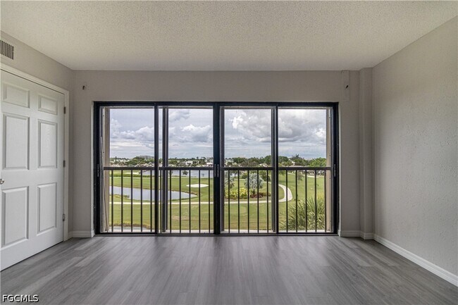 Foto del edificio - 7410 Lake Breeze Dr
