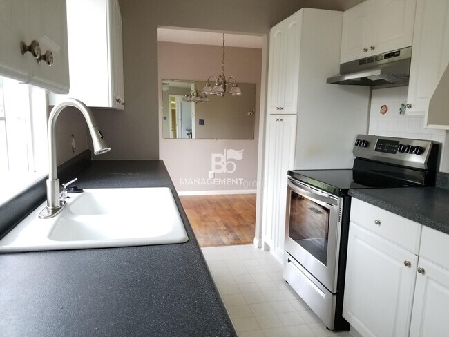 Building Photo - Updated Light & Bright One-Level In Tigard...