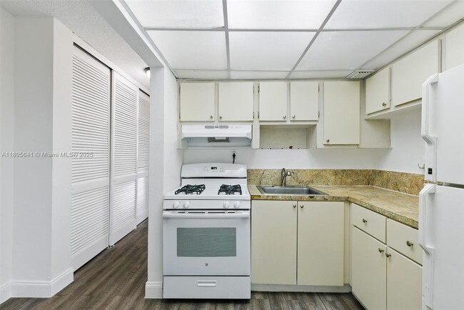 Building Photo - 465 E 28th St