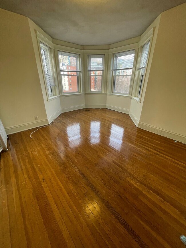 Building Photo - Avl NOW - Large, sunny 1BR corner unit, hot water inc!