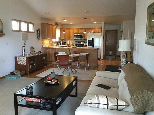 Building Photo - 4747 Parachute Cir