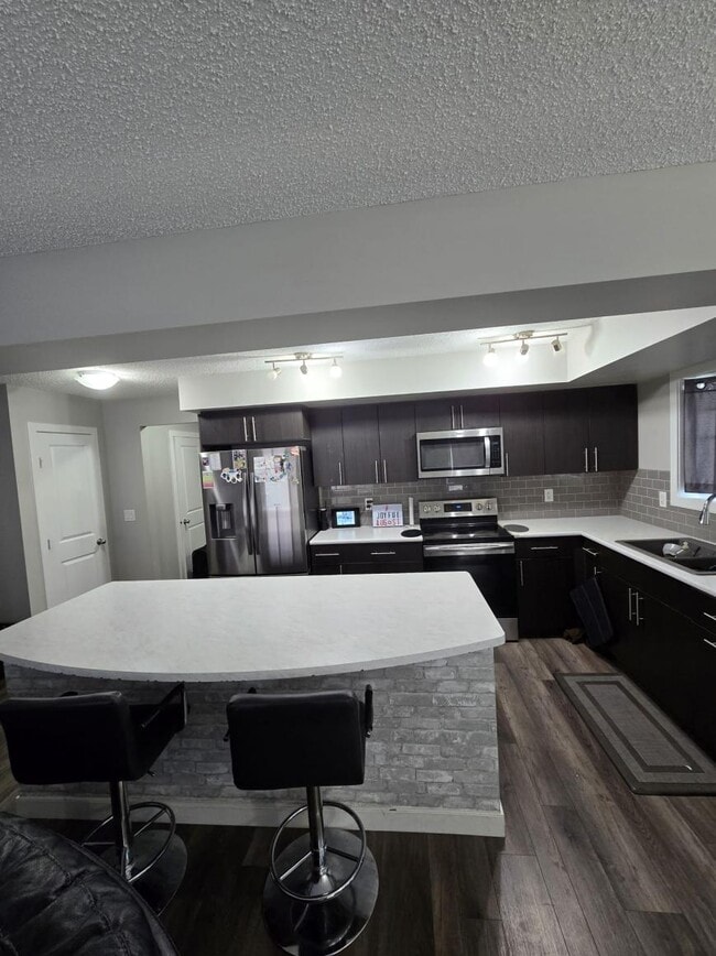 Photo du bâtiment - 3.0 bedroom in Edmonton Alberta T6M 1L5