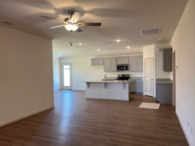 Building Photo - Gorgeous 3 Bedroom Available In Greenwood