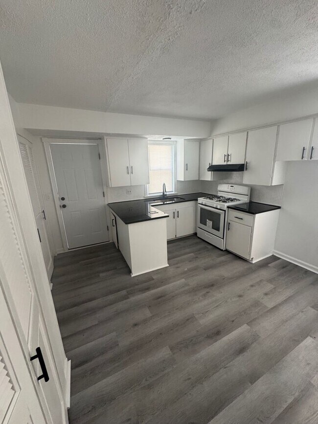 Foto del edificio - Spacious Two-Bedroom Unit in a Charming Property – Available Now!