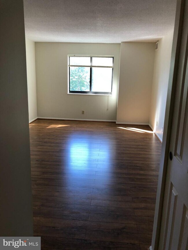 Building Photo - 5904 Mt Eagle Dr