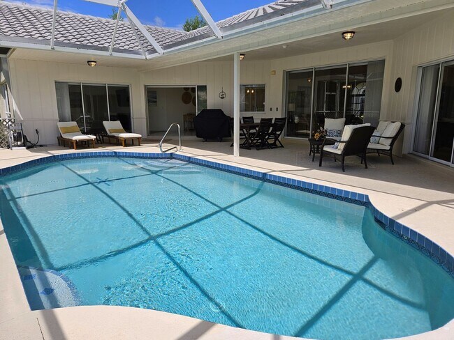 Foto del edificio - Seasonal Short-Term Private Heated Pool Home with 3 Bedroom, 2.5 Bath, 2 Car Garage in Sorrento W...